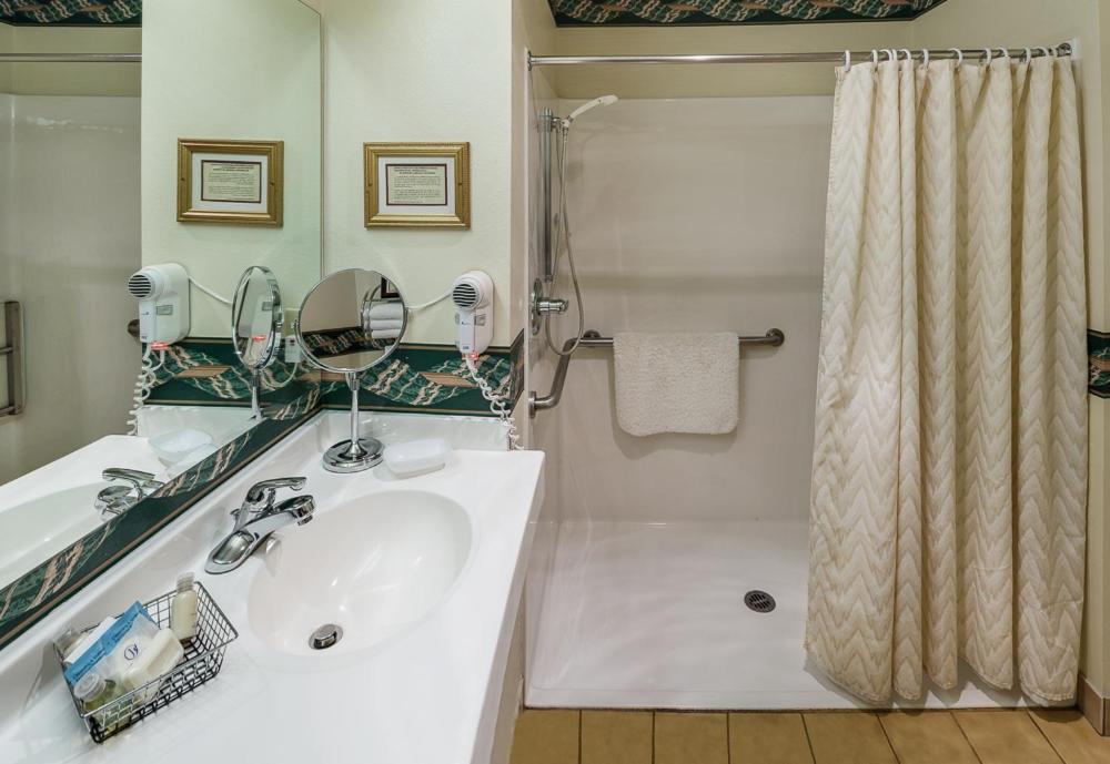 Queen Room - Disability Access interior