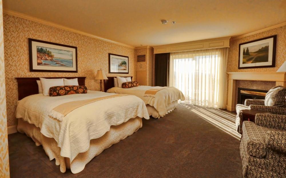 Deluxe Queen Room with Two Queen Beds interior